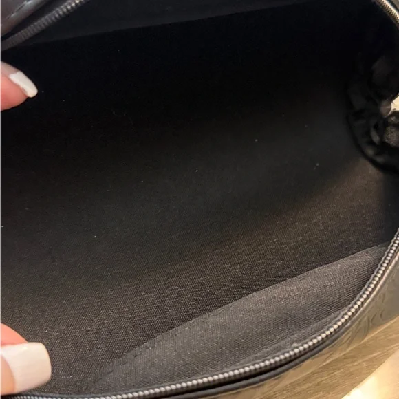 Oakley Black Embossed Case with Patterned Pouch - Picture 5 of 8